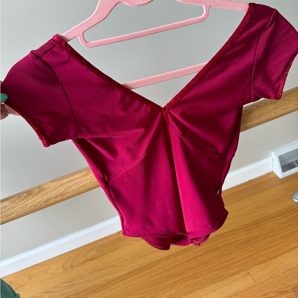 Yumiko short sleeve leo. Size large.